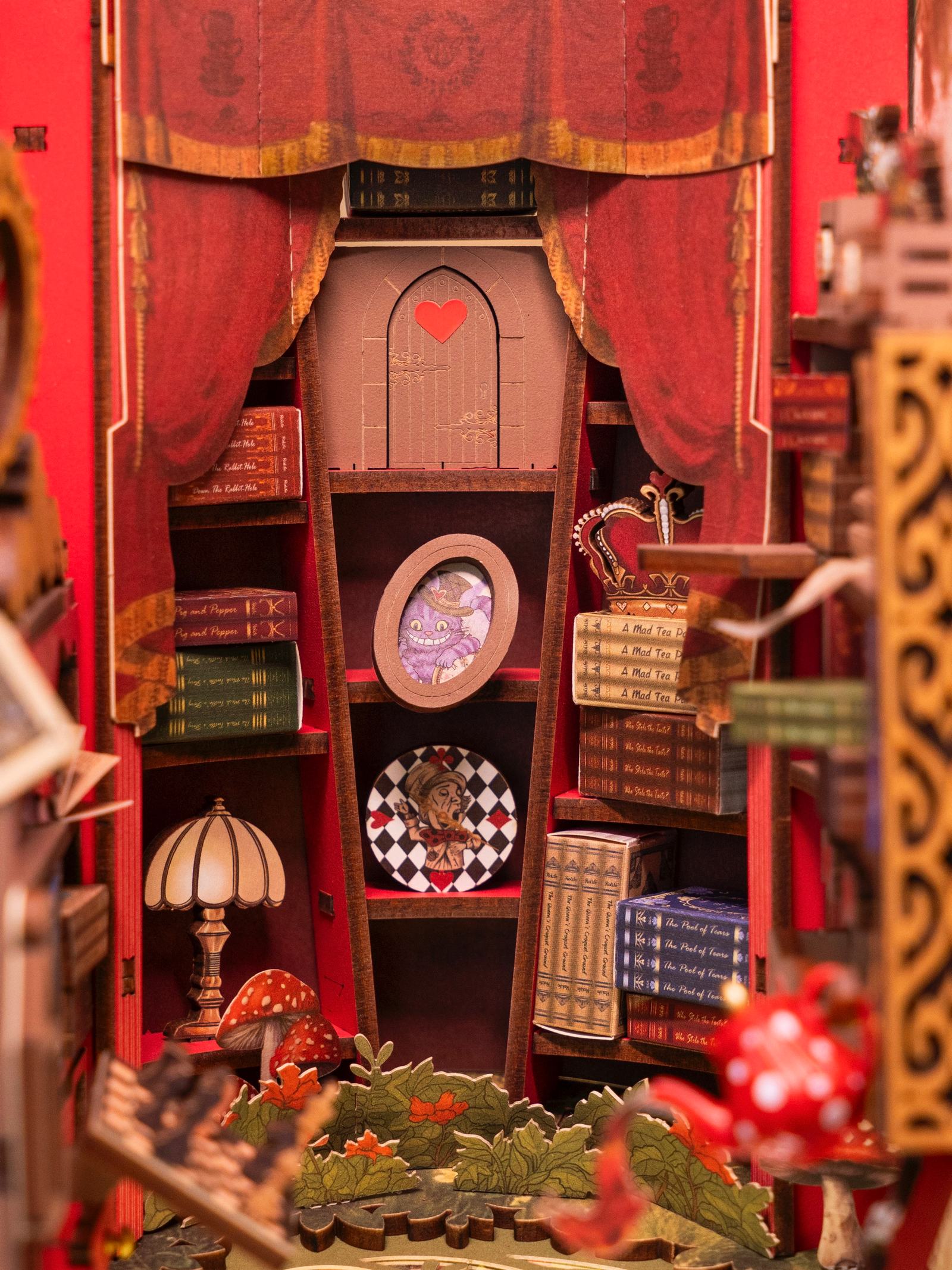 Detail van de kastjes met boeken en decoratie in de Robotime Alice Adventure book nook